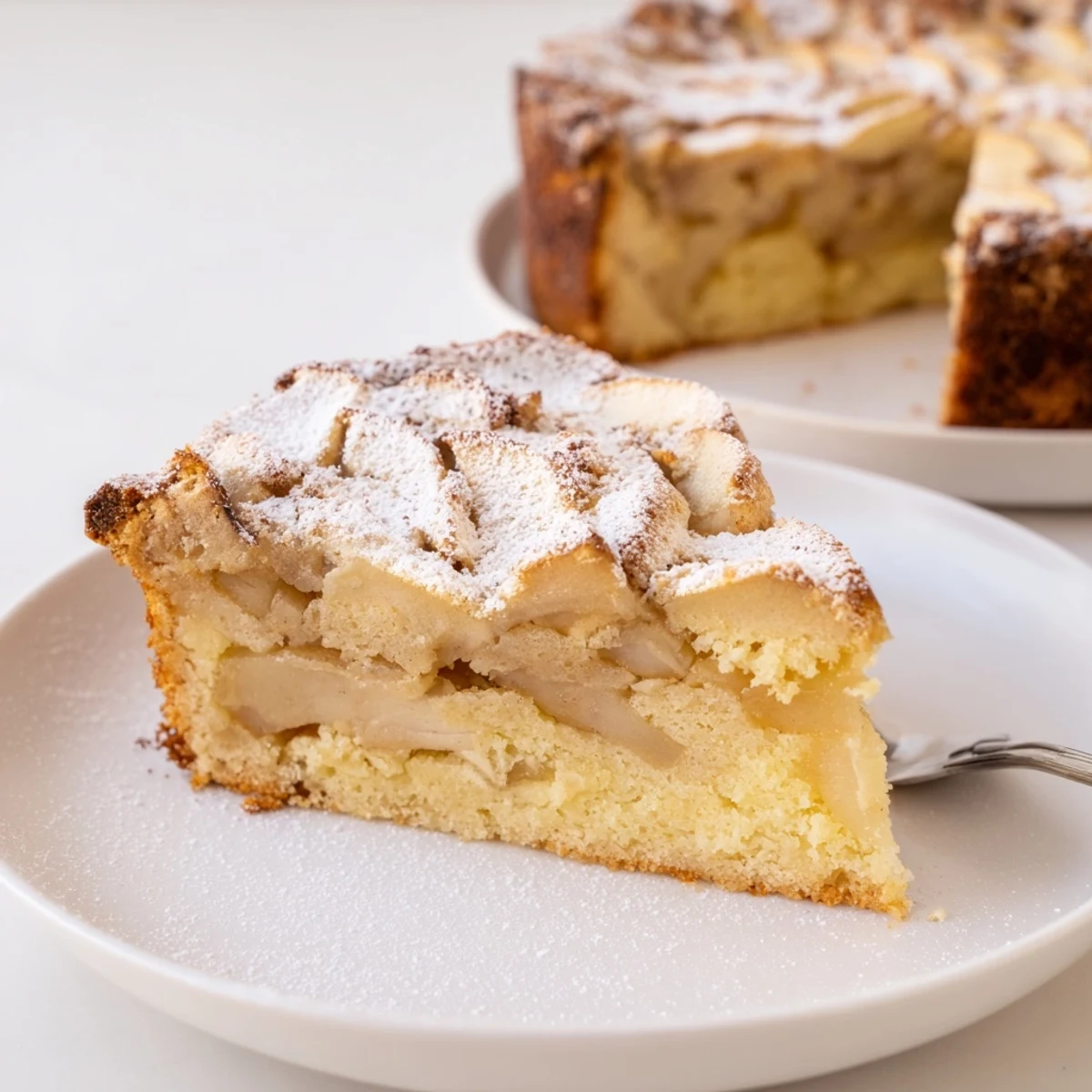 Leckere, goldbraune Scheiben von deutschem Apfelkuchen, ideal für den Nachtisch.  