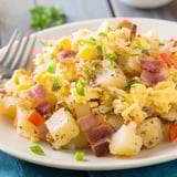 Bunte Farmer’s Breakfast-Pfanne mit zartem Gemüse und frisch gehackter Petersilie.  