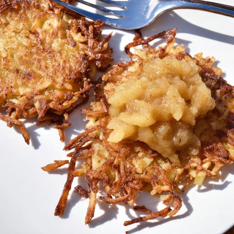 Goldene Kartoffelpuffer mit Apfelmus, ein herzhaftes Gericht, perfekt für Brunch.